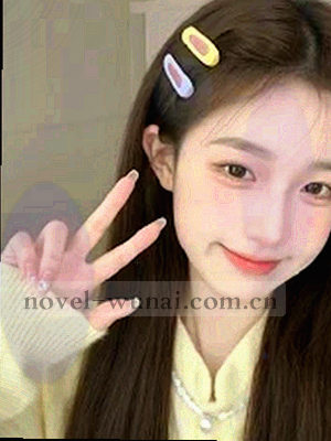 《她的名字写在契约上》小说封面，深玫瑰色纸纹书封